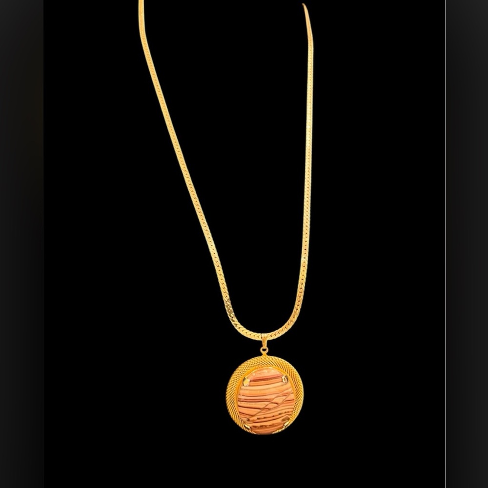N100 Gorgeous Vintage Agate Striped Round Pendant on Striking Gold Plated Chain